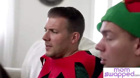 Dos maduras desean que lleguen la navidad para no parar de follar juntas