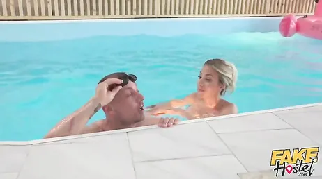 Pero que coño hace mi madre desnuda en la puta piscina del hotel?
