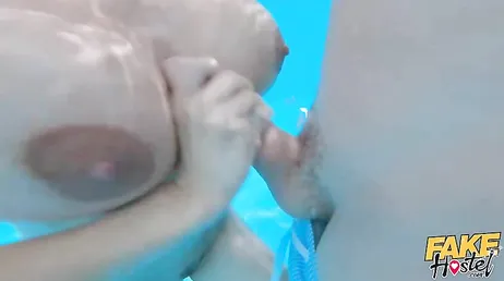 Pero que coño hace mi madre desnuda en la puta piscina del hotel?