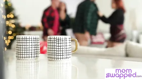 Tremendo ver a estas dos maduras francesa folladas a cuatro patas