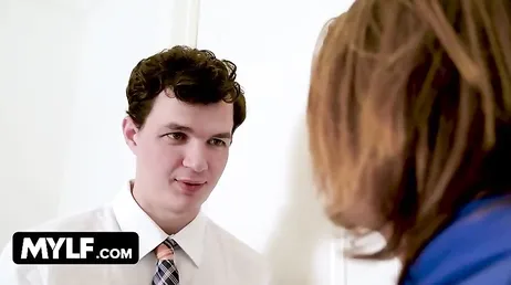 Creo que el profesor de golf de mi mujer se acerca mucho a ella ...