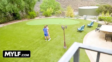 Creo que el profesor de golf de mi mujer se acerca mucho a ella ...