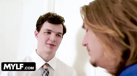 Creo que el profesor de golf de mi mujer se acerca mucho a ella ...