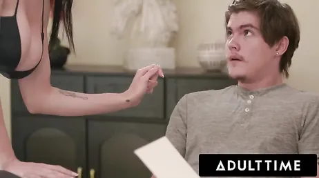 A professora particular tem seios incríveis e uma vontade insaciável de pau.