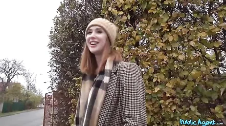 Guapa pelirroja de la calle se deja seducir por un desconocido ... qué morbo!