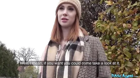 Guapa pelirroja de la calle se deja seducir por un desconocido ... qué morbo!