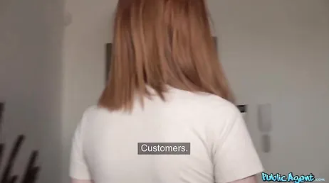 Guapa pelirroja de la calle se deja seducir por un desconocido ... qué morbo!