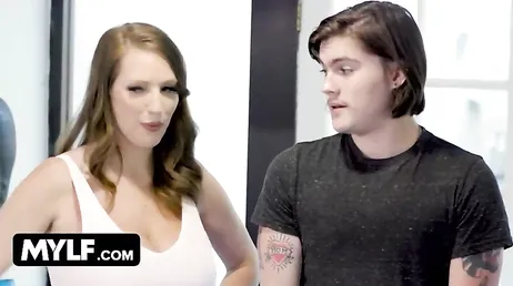 Estas dos cachondas maduras van al gimnasio para calentar pollas jóvenes