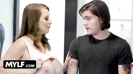 Estas dos cachondas maduras van al gimnasio para calentar pollas jóvenes