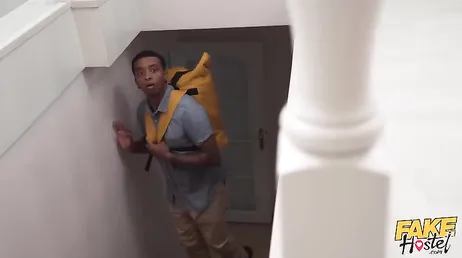 Mi amiga y yo acabamos fuertemente folladas en el hostal por un negro