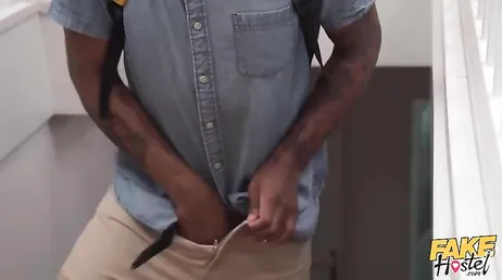 Mi amiga y yo acabamos fuertemente folladas en el hostal por un negro