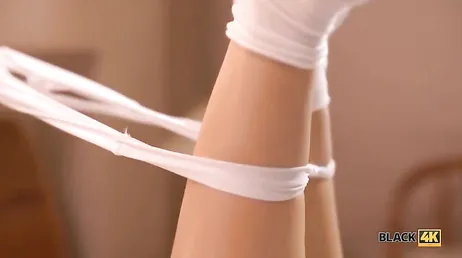 La primera vez que a esta joven rusa la penetra un hombre negro