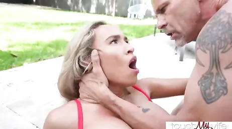 Las tetonas Payton Preslee y Briana Banderas follando duro ... !!