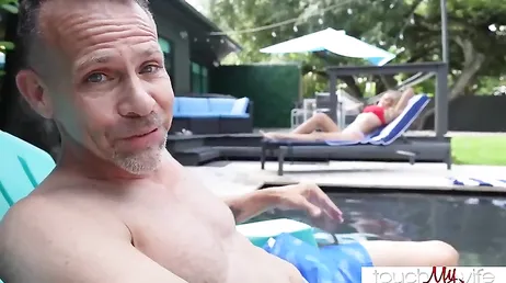 Las tetonas Payton Preslee y Briana Banderas follando duro ... !!