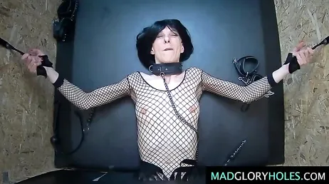 O prazer e a emoção de ter estranhos te dando pau em glory holes