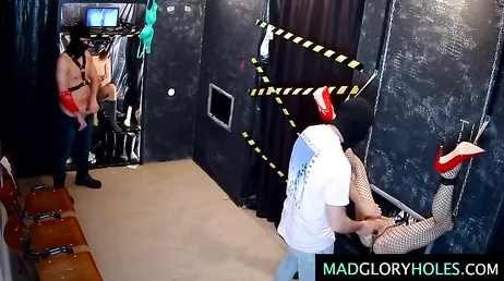 O prazer e a emoção de ter estranhos te dando pau em glory holes