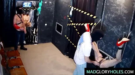 O prazer e a emoção de ter estranhos te dando pau em glory holes