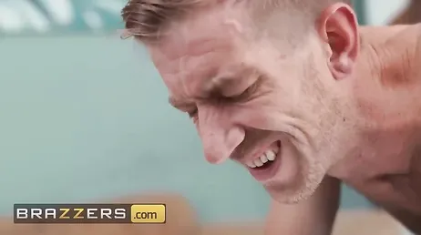 Mi cliente me va a meter toda su enorme polla por mis dos agujeros