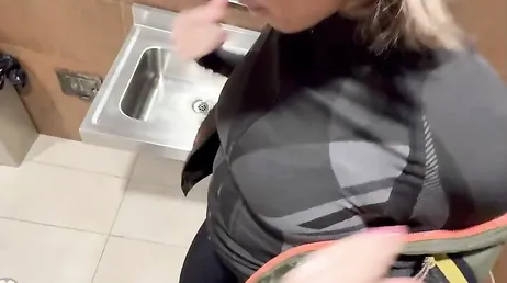 Follada por un desconocido de buena polla en los baños del centro comercial