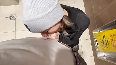 Follada por un desconocido de buena polla en los baños del centro comercial