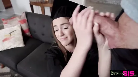 Le prometió a su hermanastro que le pajearia el dia de su graduación ... !!