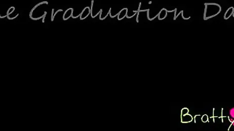 Le prometió a su hermanastro que le pajearia el dia de su graduación ... !!