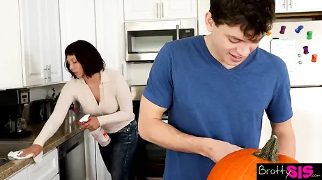 Hermanastros super viciosos follando a escondidas de su propia madre!