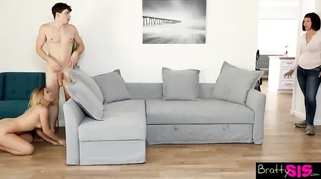 Hermanastros super viciosos follando a escondidas de su propia madre!