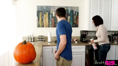 Hermanastros super viciosos follando a escondidas de su propia madre!