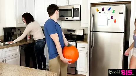 Hermanastros super viciosos follando a escondidas de su propia madre!