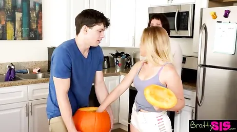 Hermanastros super viciosos follando a escondidas de su propia madre!