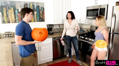 Hermanastros super viciosos follando a escondidas de su propia madre!