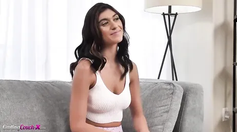 La guapa Aubry Babcock se presenta al casting porno con el coño precioso