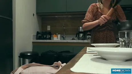 Se masturba como una cerda espiando a sus compañeros de piso follar