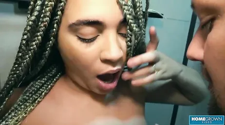 Se masturba como una cerda espiando a sus compañeros de piso follar