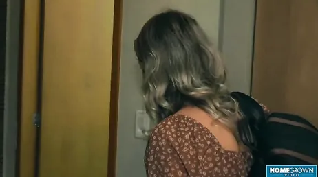 Se masturba como una cerda espiando a sus compañeros de piso follar