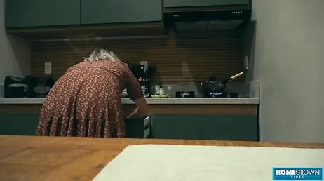 Se masturba como una cerda espiando a sus compañeros de piso follar