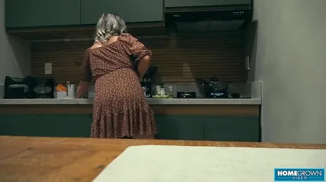 Se masturba como una cerda espiando a sus compañeros de piso follar