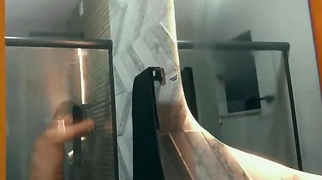 Se masturba como una cerda espiando a sus compañeros de piso follar