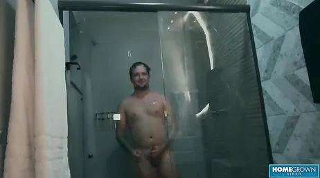 Se masturba como una cerda espiando a sus compañeros de piso follar