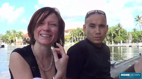 Se follan a su mujer mientras el mira y también recibe caricias jeje