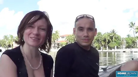 Se follan a su mujer mientras el mira y también recibe caricias jeje