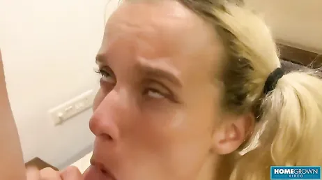 Un buen 69 en la cama con su novia antes de follar a cuatro patas