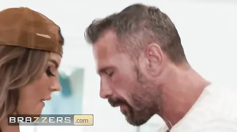 Hija mía, menudo culo te hacen marcar esos pantalones tan cortos