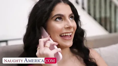 La hiija de mi nueva esposa me espera totalmente desnuda en mi cama