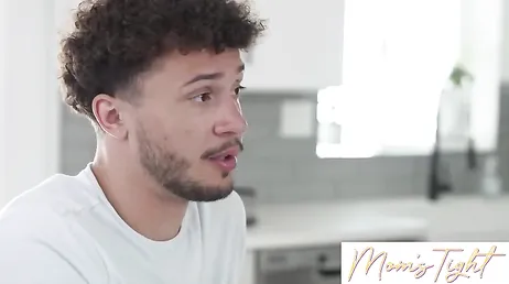 El jovencito me rompe el leggins y me folla duro al estilo perro