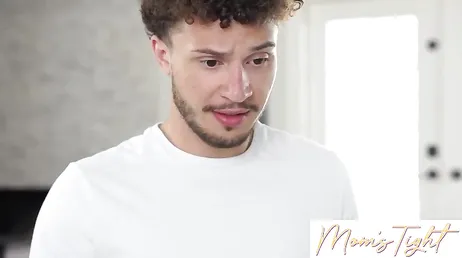 El jovencito me rompe el leggins y me folla duro al estilo perro