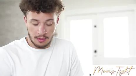 El jovencito me rompe el leggins y me folla duro al estilo perro