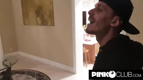 Un tío se cuela en casa de esta MILF italiana para tener sexo con ella