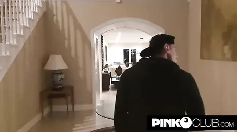 Un tío se cuela en casa de esta MILF italiana para tener sexo con ella